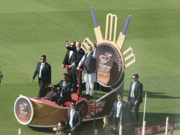 Ind vs Aus 4th test PM Modi and Australian PM Albanese now doing a lap of honour at the stadium IND vs AUS: प्रधानमंत्री मोदी ने खास रथ पर बैठकर स्टेडियम का लगाया चक्कर, ऑस्ट्रेलियाई पीएम के साथ देख रहे हैं मैच