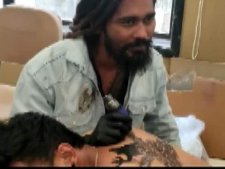 Gujarat: वडोदरा के टैटू आर्टिस्ट ने 91 घंटे तक बिना थके बनाया टैटू, गिनीज बुक ऑफ वर्ल्ड रिकॉर्ड में नाम हुआ दर्ज