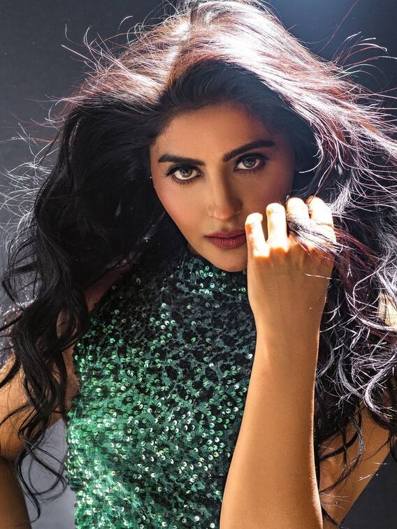 मैडम सर की करिश्मा हैं इतनी पढ़ी-लिखीं