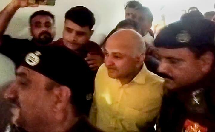 विशेष म्हणजे, अटकेपूर्वी ईडीच्या पथकाने लिकर पॉलिसी केस म्हणजे मद्य धोरण प्रकरणात माजी उपमुख्यमंत्री सिसोदिया यांची तिहार तुरुंगात चौकशी केली होती.