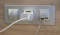 ਜੇ ਚਾਰਜਰ ਦਾ ਸਾਕਟ ਪਲੱਗ 'ਚ ਲੱਗਿਆ ਰਹੇ ਤੇ ਉਸ 'ਚ ਮੋਬਾਈਲ ਨਾ ਲੱਗਿਆ ਹੋਵੇ... ਤਾਂ ਵੀ ਕੀ ਬਿਜਲੀ ਦੀ ਖਪਤ ਹੋਏਗੀ?