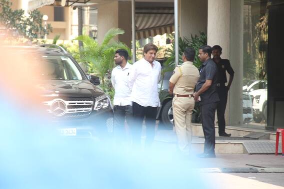 Satish Kaushik Death: सतीश कौशिक के अंतिम दर्शन के लिए पहुंच रहे सितारे, राज बब्बर-अनूप सोनी समेत ये सेलेब्स आए नजर Satish Kaushik Death: सतीश कौशिक के अंतिम दर्शन के लिए पहुंच रहे सितारे, राज बब्बर-अनूप सोनी समेत ये सेलेब्स आए नजर