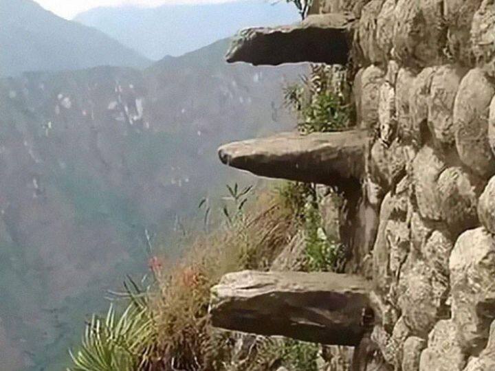 ये सीढ़ियां भी पहाड़ों पर ही बनी हैं. लेकिन ये ऐसी हैं कि इन पर चलने की कोई सोच भी नहीं सकता. इन सीढ़ियों पर चलना यानी जान हथेली पर रख कर चलना. यहां आपकी सुरक्षा के लिए कोई इंतजाम नहीं है.