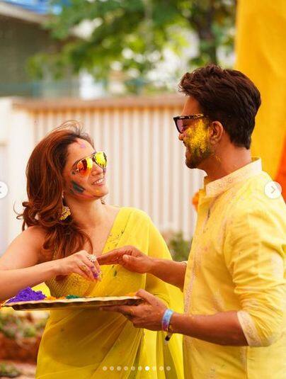 ਅੰਕਿਤਾ ਲੋਖੰਡੇ ਦੀ ਇਹ ਦੂਜੀ ਹੋਲੀ ਹੈ। ਆਪਣੇ ਪਤੀ ਨੂੰ ਰੰਗਾਂ ਨਾਲ ਰੰਗਦੇ ਹੋਏ ਅੰਕਿਤਾ 'ਤੇ ਹੋਲੀ ਦੇ ਰੰਗ ਚੜ੍ਹ ਰਹੇ ਹਨ। ਉਸ ਨੇ ਵਿੱਕੀ ਨੂੰ ਇਸ ਤਰ੍ਹਾਂ ਰੰਗਿਆ ਹੈ ਕਿ ਉਸ ਨੂੰ ਪਛਾਣਨਾ ਮੁਸ਼ਕਲ ਹੈ। ਇਸ ਖੂਬਸੂਰਤ ਜੋੜੇ ਨੇ ਰੰਗਾਂ ਨਾਲ ਖੇਡ ਕੇ ਹੋਲੀ ਦਾ ਪੂਰਾ ਆਨੰਦ ਲਿਆ।