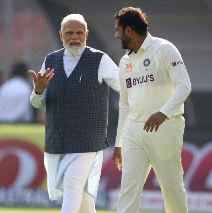 રોહિત શર્મા સાથે વાત કરતાં પીએમ નરેન્દ્ર મોદી.