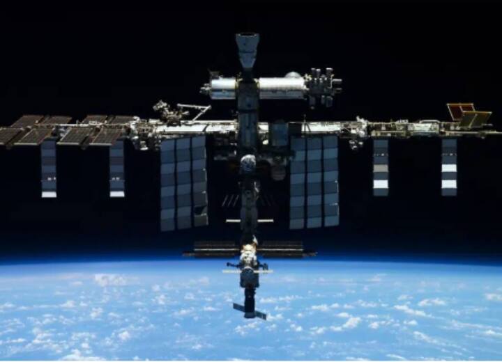 international space station fires thrusters to avoid satellite accident International Space Station:अंतरिक्ष में बड़ा हादसा होते-होते बच गया, स्पेस स्टेशन और सैटेलाइट में हो जाती टक्कर