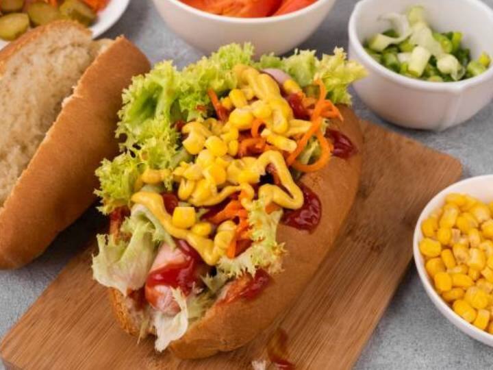 सबसे पहले, जमे हुए मकई को कमरे के तापमान पर पिघलने दें. एक बर्तन में 2 कप पानी उबाल लें. पानी में उबाल आने पर इसमें कॉर्न डालकर तेज आंच पर 2 मिनट तक पकाएं. भुट्टे को निकाल कर ठंडे पानी में डाल दें.