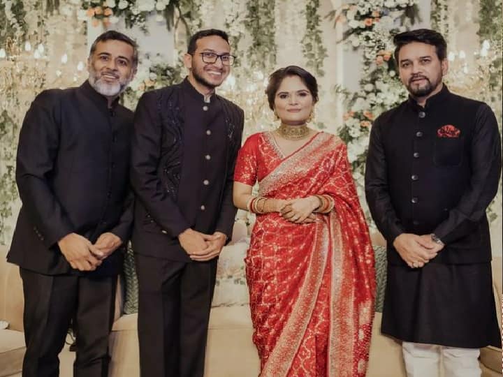 रितेश अग्रवाल ने रितेश अग्रवाल ने 7 मार्च को गीतांशा सूद से शादी की. उनके वेडिंग रिसेप्शन में अनुराग ठाकुर, चेतन भगत, केंद्रीय मंत्री पीयूष गोयल जैसी कई हस्तियां ने भी शिरकत की है.(PC: weddingz.in Instagram)