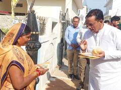 पंडित धीरेंद्र शास्त्री की कथा के लिए कुछ यूं किया जा रहा आमंत्रित, विधायक बांट रहे पीले चावल 