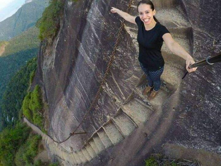 ये सीढ़ियां Rio De Janeiro की हैं. इन्हें देख कर ही लगता है कि अगर इंसान इनसे फिसला तो सीधा मौत के मुंह में जा कर गिरेगा. पहाड़ों को काटकर बनी ये सीढ़ियां दूर से ही डराती हैं.