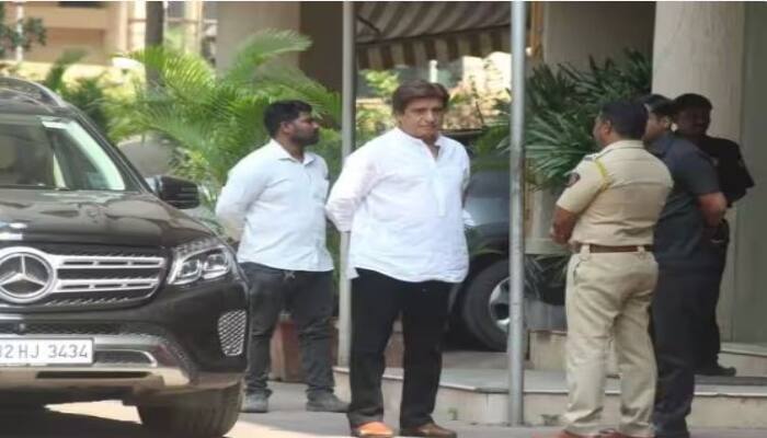 Satish Kaushik Died : ਫਿਲਮ ਨਿਰਮਾਤਾ ਸਤੀਸ਼ ਕੌਸ਼ਿਕ ਦੇ ਦੇਹਾਂਤ ਨਾਲ ਹਰ ਕੋਈ ਸਦਮੇ 'ਚ ਹੈ। ਅੱਜ ਯਾਨੀ 9 ਮਾਰਚ ਨੂੰ ਅਦਾਕਾਰ ਦਾ ਅੰਤਿਮ ਸਸਕਾਰ ਕੀਤਾ ਜਾਵੇਗਾ। ਇਸ ਤੋਂ ਪਹਿਲਾਂ ਸਿਤਾਰੇ ਸਤੀਸ਼ ਕੌਸ਼ਿਸ਼ ਨੂੰ ਆਖਰੀ ਵਾਰ ਦੇਖਣ ਲਈ ਉਨ੍ਹਾਂ ਦੇ ਘਰ ਪਹੁੰਚ ਚੁੱਕੇ ਹਨ।