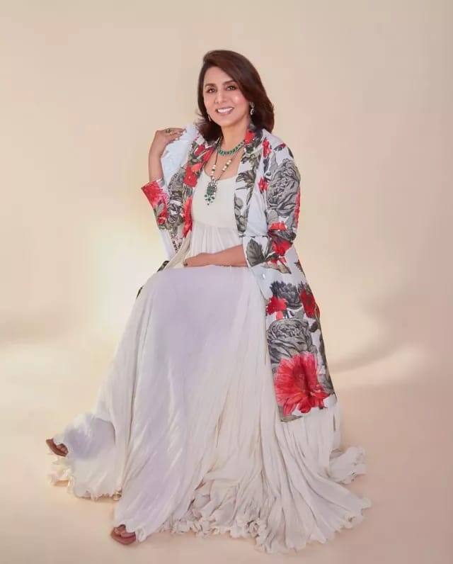 लेकिन हाल ही में नीतू कपूर ने अपनी कार कलेक्शन में एक और कार को जगह दी और उन्होंने मर्सिडीज मेबैक जीएलएस 600 कार खरीदी. इतना ही नहीं इस कार की कीमत जानने के बाद में हर कोई हैरान हो जा रहा है. (Photo- Instagram)