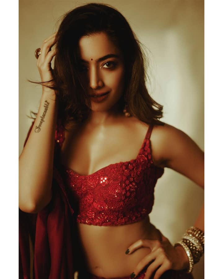 दरअसल, शुभमन गिल इन दिनों अपनी लव लाइफ को लेकर चर्चाओं में बने हुए हैं. इन दिनों गिल का नाम साउथ की मशहूर अभिनेत्री रश्मिका मंदाना से जोड़ा जा रहा है. इससे पहले खबर आई थी कि वो बॉलीवुड अभिनेत्री सारा खान को डेट कर रहे हैं. (फोटो सोर्स- इंस्टाग्राम)