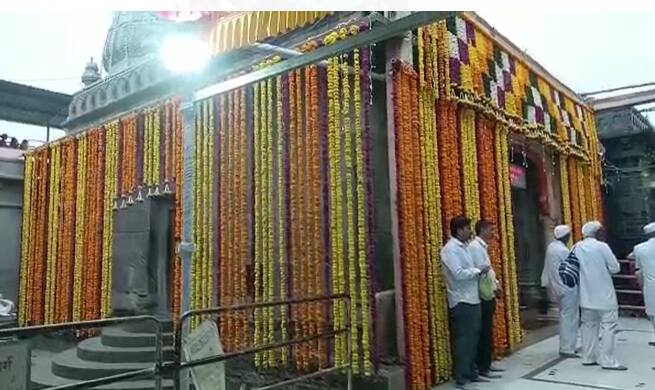 तुकाराम बिजेला दुपारी बारा वाजून दोन मिनिटांनी नांदुरकी वृक्ष प्रत्यक्ष हलतो, याची अनुभूती वारकरी आणि भाविकांना येते, असं सांगितलं जातं.