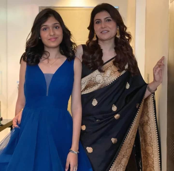 इस दौरान वो ब्लू आउटफिट काफी खूबसूरत लग रही थी. इन तस्वीरों में आशी ने अपनी सादगी से सभी का दिल जीत लिया था.