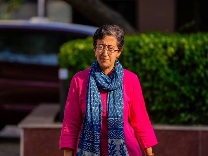 Delhi New Ministers: सौरभ भारद्वाज और आतिशी ने ली दिल्ली के मंत्री पद की शपथ AAP MLAs Atishi Saurabh Bharadwaj Take Oath as Delhi New Ministers Arvind Kejriwal Cabinet Delhi New Ministers: सौरभ भारद्वाज और आतिशी ने ली दिल्ली के मंत्री पद की शपथ