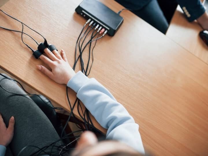 Lie Detector Machine How Polygraph Test Works Accuracy Limitations Advantage Disadvantage झूठ पकड़ने वाली मशीन कैसे काम करती है? क्या पॉलीग्राफ टेस्ट हमेशा सही होता है?
