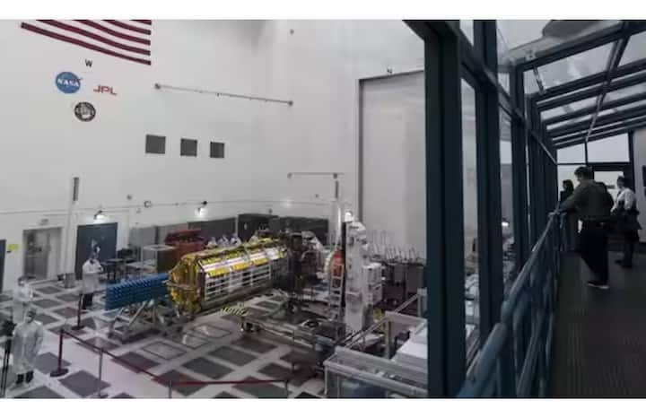 भारत-अमेरिका या दोन देशांच्या संबंधांमध्ये हा मैलाचा दगड मानला जात आहे. हे नासा आणि भारतीय अंतराळ संशोधन संस्था संयुक्तपणे हा उपग्रह तयार करत आहे.