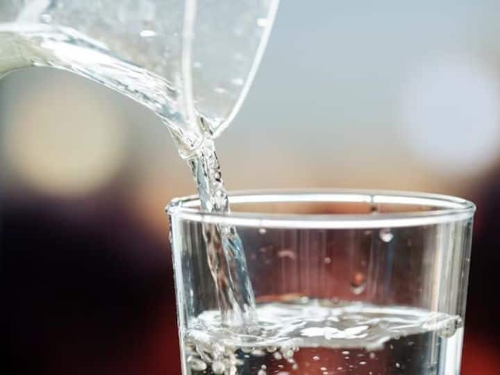 Hot Water Benefits Why Should You Drink Hot Water Know Its Advantages Hot Water Benefits: कई हेल्थ प्रॉब्लम्स को दूर कर सकता है 'गर्म पानी', जानें इसे पीने के 4 जबरदस्त फायदे
