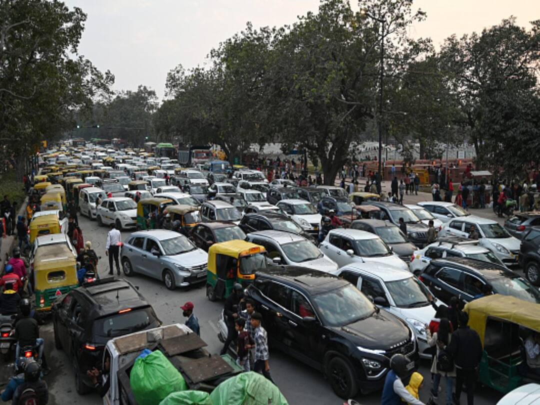 Bengaluru Traffic Helps Groom Ditch Newly-Wed Bride. Wife Chases Him On Road Bengaluru Traffic Helps Groom Ditch Newly-Wed Bride. Wife Chases Him On Road