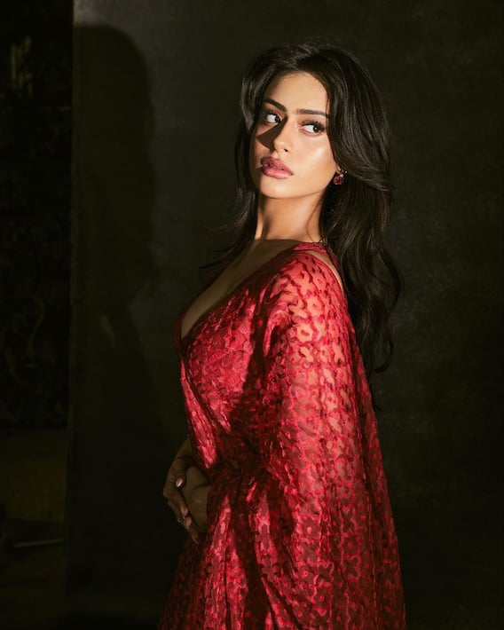 Nysa Devgan Photos: रेड लहंगा पहन कैमरे के सामने आईं न्यासा, किलर लुक में दिए ऐसे पोज, बढ़ा दिया इंटरनेट का तापमान