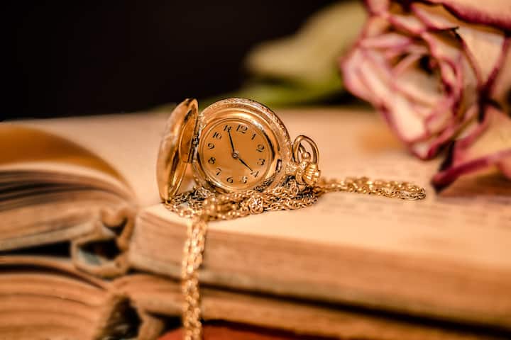 , எல்லா கடிகாரங்களும் 10:10 என்று நேரம் காண்பிப்பதை எல்லோரும் கவனித்திருப்போம். ‘வாட்ச்’ என்ற வார்த்தையுடன் நீங்கள் கூகிளில் தேடினாலும், தேடல் முடிவுகளில் பெரும்பாலான கடிகாரங்கள் அதே நேரத்தை தான் காண்பிக்கும்.