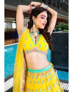 Neha Malik Pics: माथे पर बिंदिया, हाथों में चूड़ियां... होली पर देसी अवतार में नजर आईं नेहा मलिक, हर तस्वीर में दिखीं बला सी खूबसूरत