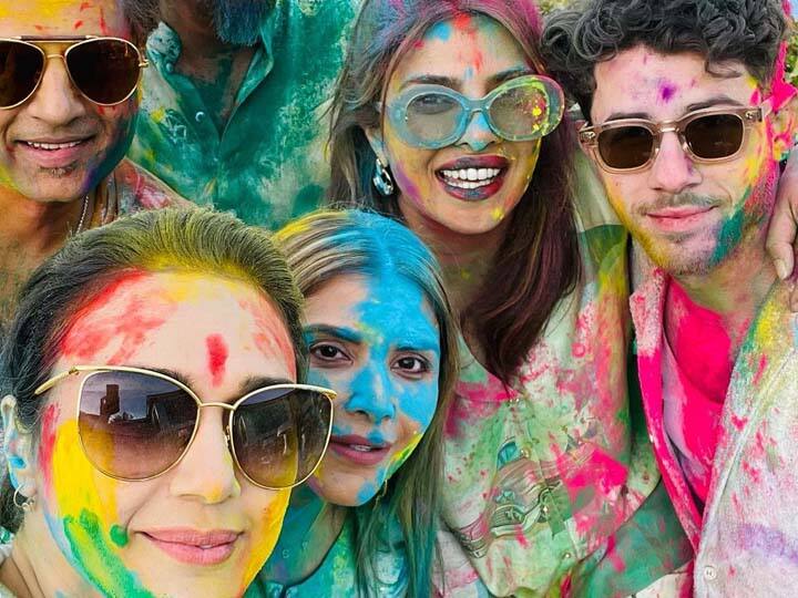 Holi 2023: प्रियंका चोपड़ा और प्रीति जिंटा ने मिलकर रंगों का त्योहार यानी होली को जमकर सेलिब्रेट किया है. प्रीति और प्रियंका की होली सेलिब्रेशन की फोटोज सोशल मीडिया पर खूब वायरल हो रही हैं.