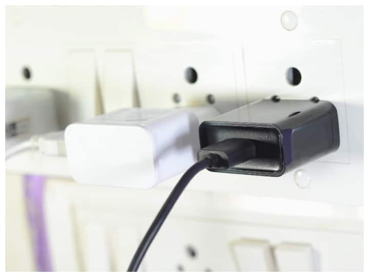 If the charger is left plugged in will it still use electricity here are some electricity saving tips अगर चार्जर का सॉकेट प्लग में लगा रहे और उसमें मोबाइल ना लगा हो... तब भी क्या वह बिजली खाएगा?
