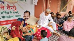 Photos: जयपुर में आंदोलनकारी वीरांगनाओं की पुलिस से झड़प, रोके जाने पर खाई घास, मैदान में आए किरोड़ी लाल मीणा, देखिए तस्वीरें