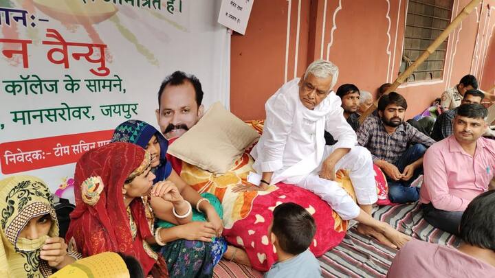 हालात बिगड़ता देख सांसद किरोड़ी लाल मीणा भी मौके पर पहुंच गये. उन्होंने वीरांगनाओं से शांति बनाए रखने की अपील की. गौरतलब है कि 10 दिनों से वीरांगनाओं का धरना स्थल सचिन पायलट का आवास बना हुआ है. पुलिस की कार्रवाई पर वीरांगनाओं ने दांतों में घास का तिनका दबाकर शहीदों के सम्मान की बात कही.