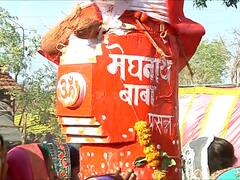 Amravati Meghnath Yatra : मेळघाटात आदिवासींची 'मेघनाथ' यात्रा, उंच स्तंभाला लटकून नवस फेडले!