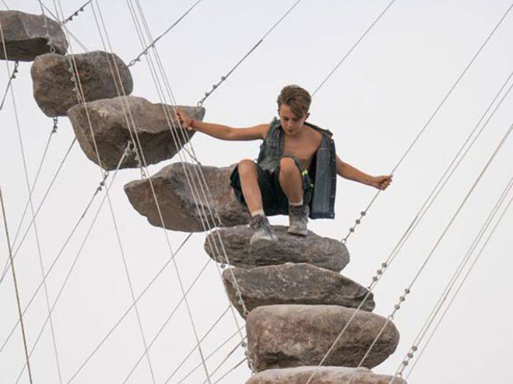 इन सीढ़ियों को बनाने के लिए डिजाइनर ने कमाल का दिमाग लगाया है. बड़े-बड़े पत्थरों को तारों से ऐसे बांधा गया है कि ये पूरी सीढ़ी हवा में झूलती नजर आ रही है. इस पर वही इंसान चढ़ सकता है जिसके अंदर डर नाम की चीज ही ना हो.