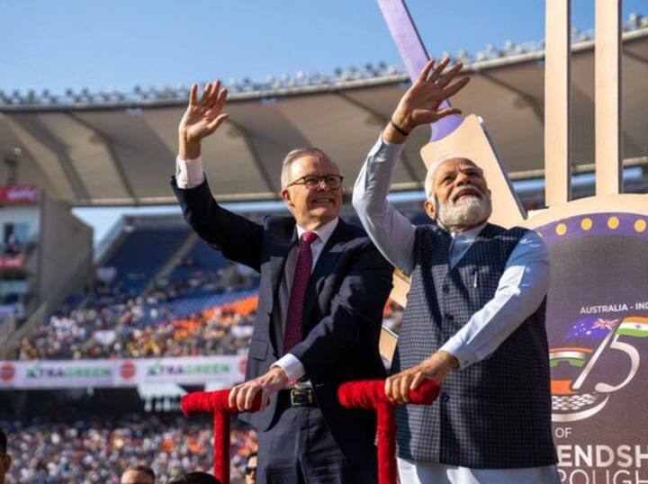 સ્ટેડિયમમાં દર્શકોનું અભિવાદન સ્વીકારતાં ભારત અને ઓસ્ટ્રેલિયાના પ્રધાનમંત્રી.