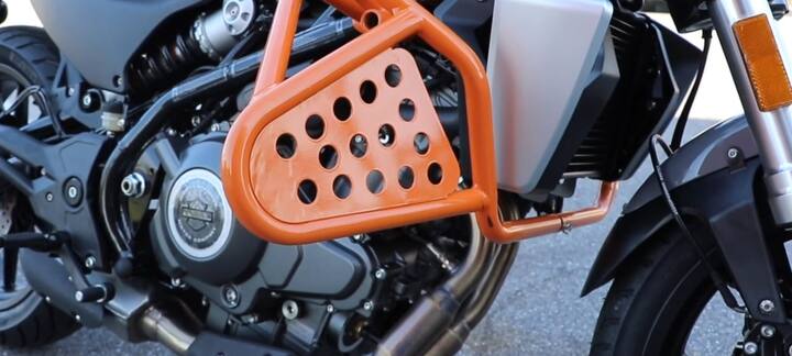 Harley Davidson X350 में 353cc, ट्विन-सिलेंडर इंजन मिलने की उम्मीद है जो 36bhp की पावर जनरेट करने में सक्षम होगा. वीडियो में X350 के डीप एग्जॉस्ट नोट को भी दिखाया गया है. वहीं इस इंजन को 6-स्पीड गियरबॉक्स से जोड़ा गया है. मोटरसाइकिल में यूएसडी फ्रंट फोर्क्स पर एक एक्सपोज्ड फ्रेम और रियर में एक मोनोशॉक यूनिट दिया गया है.