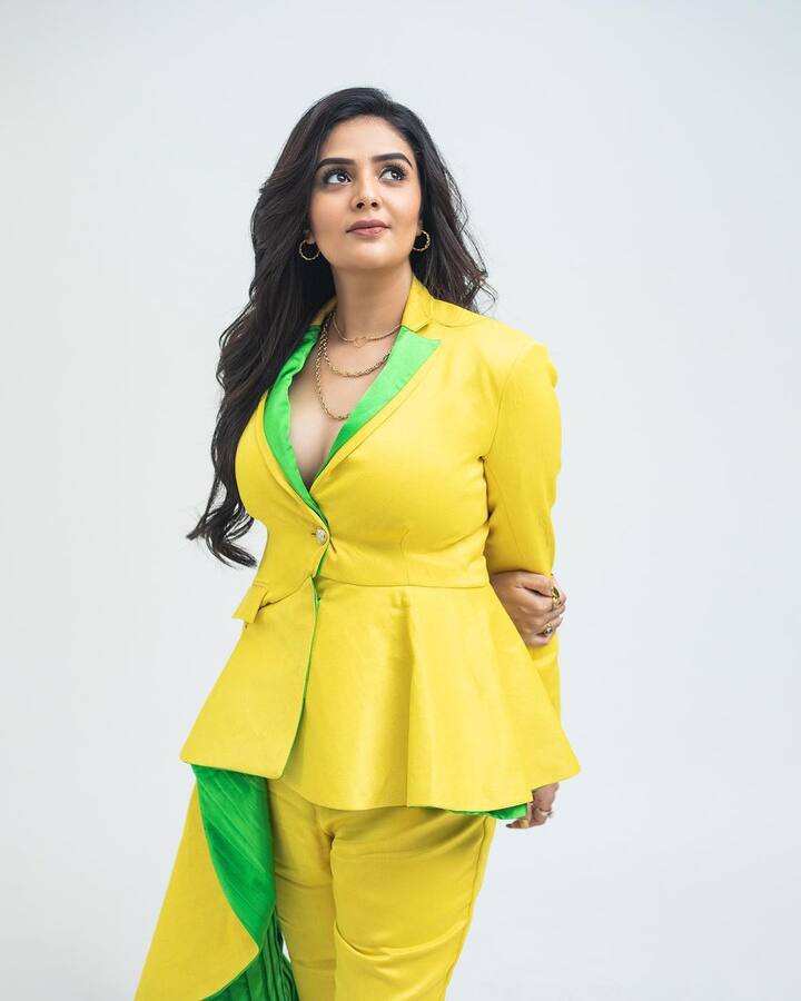 సోషల్ మీడియాలోనూ మస్త్ యాక్టివ్ గా ఉంటుంది.Photo Credit: Sreemukhi/ instagram