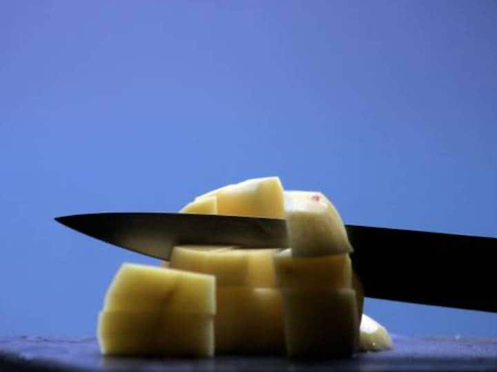 अपने चाय के समय के लिए एक मजेदार मोड़ के लिए तरस रहे हैं? फिर मोनाको बिस्कुट पर पनीर, मसाले और जड़ी बूटियों का एक पंच डालकर इस सरल रेसिपी को आजमाएं. यह सरल नुस्खा एक त्वरित और आसान पार्टी ऐपेटाइज़र के लिए बना सकता है, जिसे डिप्स और पेय के साथ जोड़ा जा सकता है। यह एक आदर्श चाय के समय के नाश्ते के लिए भी बना सकता है.