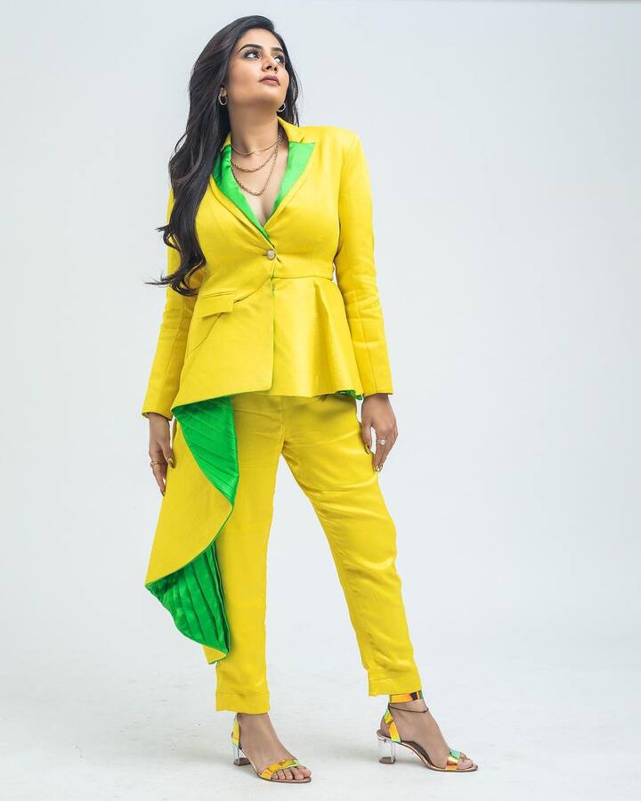ఎప్పటికప్పుడు తన లేటెస్ట్ పిక్స్ నెట్టింట షేర్ చేస్తుంది.Photo Credit: Sreemukhi/ instagram