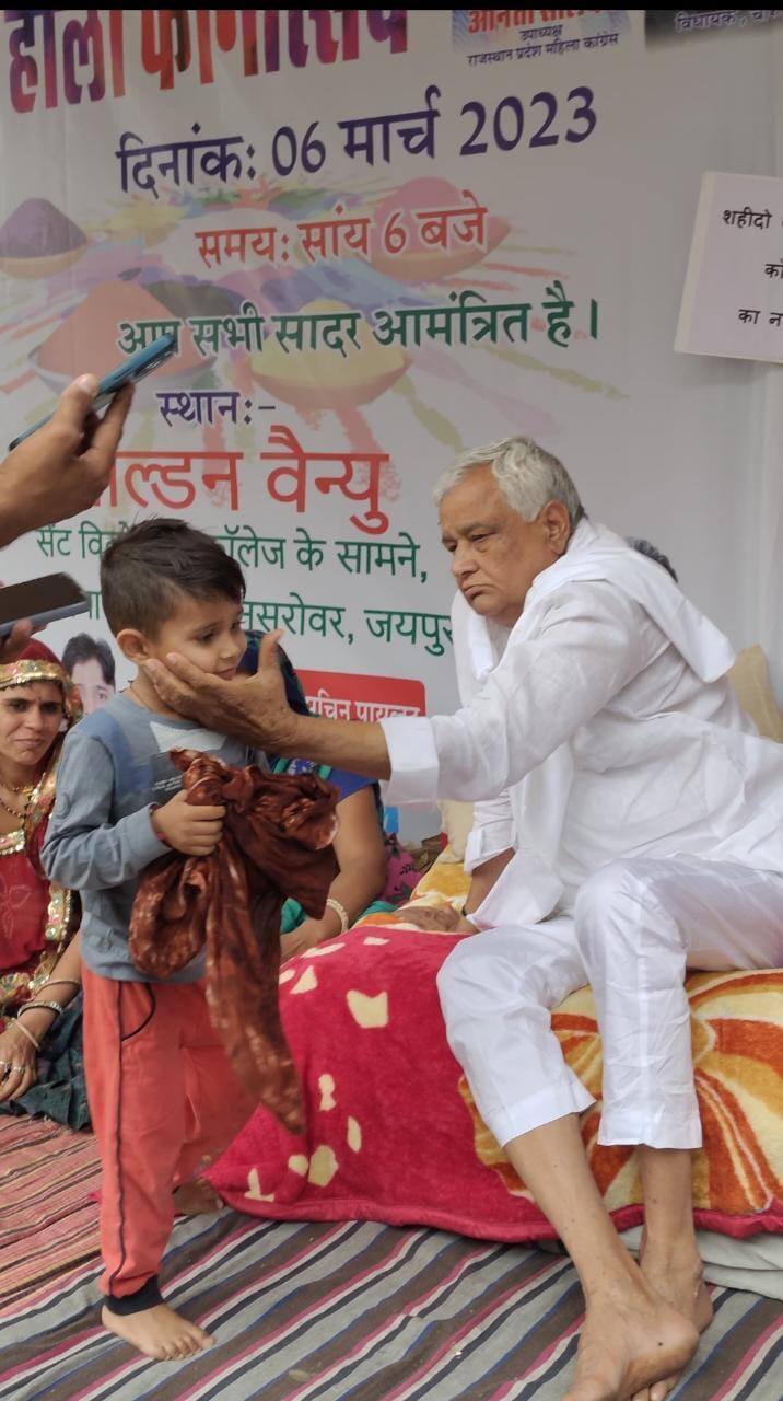 जयपुर में 10 दिनों से धरने पर बैठी वीरांगनाओं का आज धैर्य जवाब दे गया. तेज बारिश की परवाह ना करते हुए वीरांगनाओं ने धरना स्थल से उठकर सीएम आवास जाने का फैसला किया. सीएम आवास पहुंचने से पहले वीरांगनाओं की पुलिस से झड़प हो गई. पुलिस ने रास्ते में बैरिकेडिंग की थी. मुख्यमंत्री से मिलने की जिद पर अड़ी वीरांगनाओं को पुलिस ने रोकने की पूरी कोशिश की.