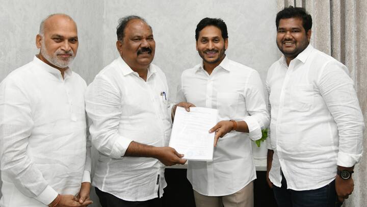 గుంటూరు పశ్చిమ నియోజకవర్గం నుంచి ఏసురత్నంకు బి ఫారం అందించిన సీఎం జగన్