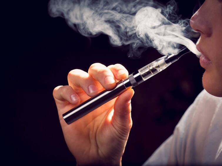 Vaping Side Effects: The hobby of vaping is as dangerous as smoking cigarettes, it can be a dangerous disease Vaping Side Effects: ਸਿਗਰਟ ਪੀਣ ਜਿੰਨਾ ਹੀ ਖ਼ਤਰਨਾਕ ਹੈ ਵੈਪਿੰਗ ਦਾ ਸ਼ੌਕ, ਹੋ ਸਕਦੀ ਹੈ ਇਹ ਖ਼ਤਰਨਾਕ ਬੀਮਾਰੀ