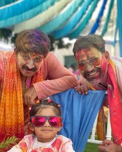 Aamrapali Dubey-Nirahua : होली पर भी निरहुआ संग नजर आईं आम्रपाली दुबे, पत्नी को छोड़ हीरोइन के साथ मनाया राजनेता ने जश्न