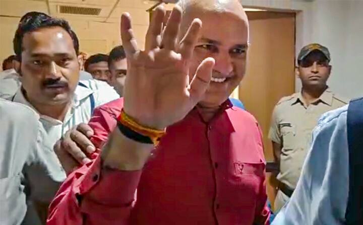 आम आदमी पक्षाचे नेते आणि दिल्लीचे माजी उपमुख्यमंत्री मनीष सिसोदिया यांना त्यांच्या जामीन अर्जावरील सुनावणीच्या एक दिवस आधी अंमलबजावणी संचालनालयाने (ED) अटक केली आहे.