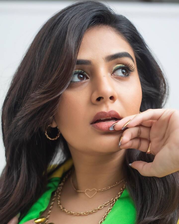 పలు ఛానెల్స్ లో యాంకర్ గా చేస్తూ బుల్లితెర ప్రేక్షకులను అలరిస్తోంది.Photo Credit: Sreemukhi/ instagram