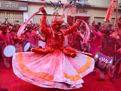 Holi 2023: यहां बादशाह होली पर लोगों को लुटाता है 'खर्ची', मुगलकाल से निभा रहे परंपरा, देखें तस्वीरें