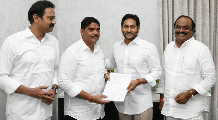 జగన్ నుంచి ఎమ్మెల్సీ బి ఫారం తీసుకుంటున్న జయమంగళం వెంకటరమణ