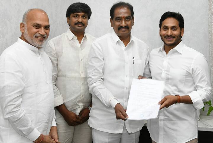బి ఫారం అందుకుంటున్న ఎమ్మెల్సీ అభ్యర్ది మర్రి రాజశేఖర్