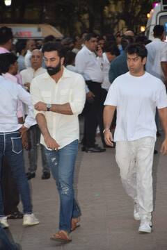 Satish Kaushik Last Rites: उदास चेहरों...नम आंखों से सतीश कौशिक को विदाई देने पहुंचे स्टार्स, जॉनी लीवर से चंकी पांडे तक, भावुक कर देंगी तस्वीरें