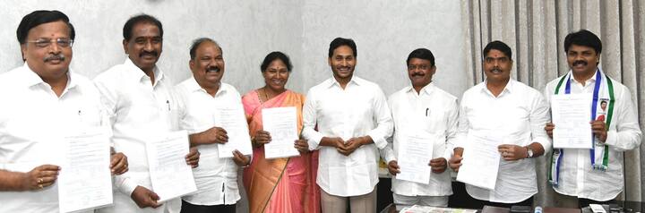 ఏడుగురు ఎమ్మెల్సీ అభ్యర్దులతో ఏపీ సీఎం జగన్