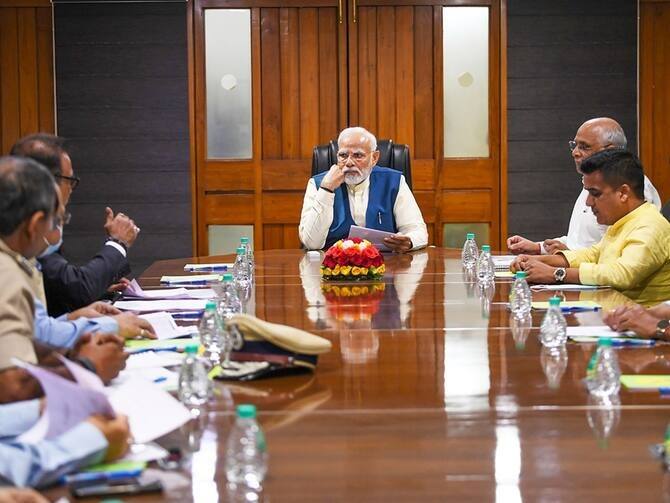 Meeting  chaired by PM Modi at Raj Bhavan, likely to discuss  on cabinet Expansion ગાંધીનગર:રાજભવન ખાતે PM મોદીની અધ્યક્ષતામાં બેઠક, બોર્ડ - નિગમની નિમણૂકો અંગે ચર્ચાની શક્યતા